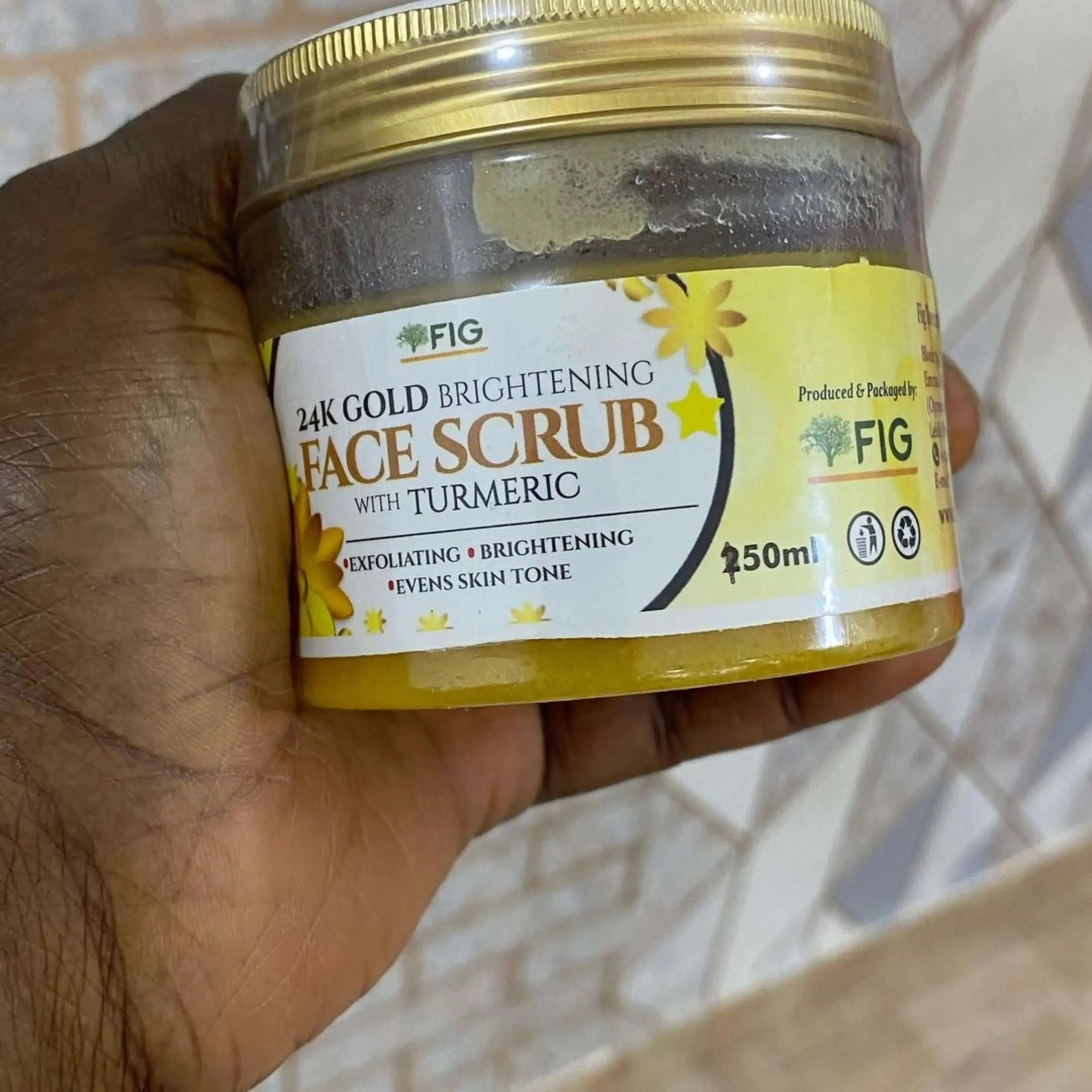 Figtree 24K Brightening Face scrub